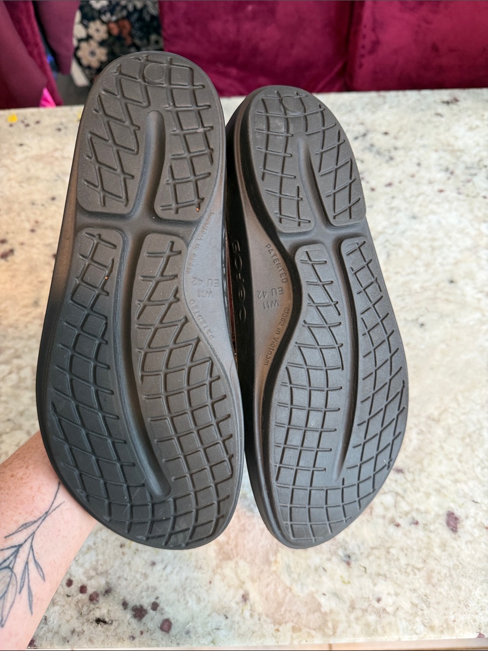 OOFOS Womens Metallic Pink and Black Flip Sandals - Picture 5 of 7